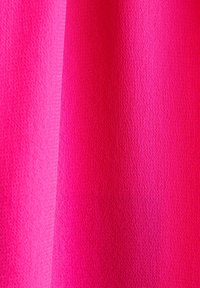 Tessuto rosa brillante con una superficie liscia, caratterizzato da una leggera lucentezza. Il colore è uniforme, senza motivi o dettagli.