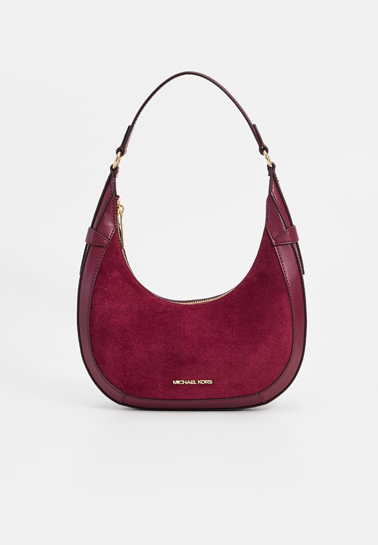 Sac à main en daim bordeaux avec une silhouette courbe, doté d'une fermeture éclair dorée et d'un logo, rehaussé par des accents en cuir lisse.