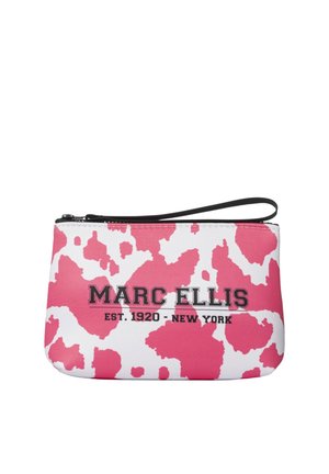 Petite pochette rectangulaire avec motif abstrait rose et blanc, fermeture éclair noire, et bracelet de poignet, texte "MARC ELLIS EST. 1920 - NEW YORK" sur le devant.