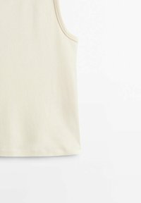 Ärmelloses, hellbeiges Tanktop mit glatter Textur, rundem Halsausschnitt und verstärkten Armlöchern. Gerader Saum mit minimalem Nähdetail.