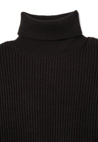 Schwarzer gerippter Rollkragenpullover mit hohem Kragen und strukturiertem Muster, aus weichem Strickmaterial gefertigt, konzipiert für Wärme und Komfort.