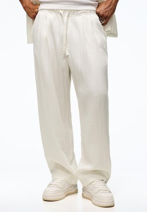 Bershka SUPER BAGGY - Housut - white