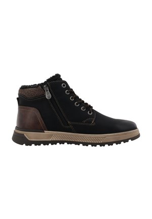 Bota de tobillo para hombre en negro y marrón con cremallera lateral, cordones en la parte delantera, cuello acolchado y suela beige resistente.
