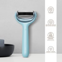 Blå silikon hudvårdsrullare med en böjd form. Har ett metalliskt texturerat rullhuvud, lätt design och ergonomiskt handtag.