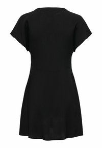 Robe noire à manches courtes avec taille cintrée et jupe évasée, vue de dos sur un fond blanc uni.