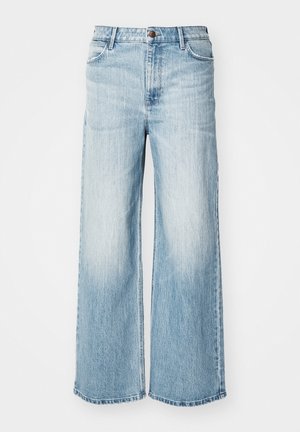 Jeans de pierna ancha en azul claro, confeccionados en denim. Cuenta con cinco bolsillos, presillas para cinturón y cierre frontal con botón. Lavado desvaído con textura sutil.