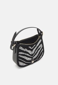 Musta nahkainen olkalaukku, jossa on valkoisista helmistä tehty seepra-aiheinen kuvio, vetoketjusuljenta ja kulta sävyinen koristepainike.