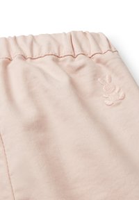 Pantalones de algodón de color rosa claro con cinturilla fruncida, que presentan un pequeño detalle bordado de conejito. Tejido suave y texturizado con un corte relajado.