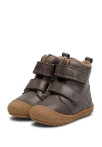 Botines de cuero marrón para toddlers con dos correas de velcro, forro de pelaje y una suela de goma texturizada. Punta redondeada, diseño de tobillo bajo.