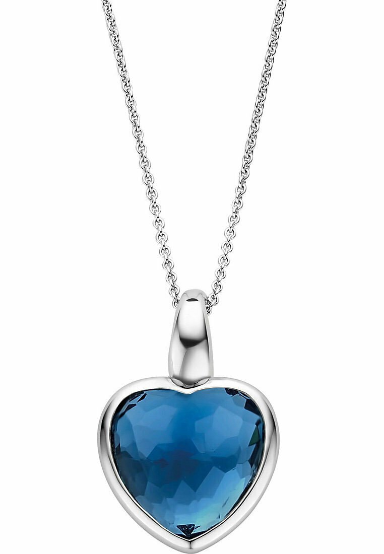 Herzförmiger blauer Edelsteinanhänger aus facettiertem Glas, eingefasst in poliertem Silber, aufgehängt an einer zarten Silberkette.