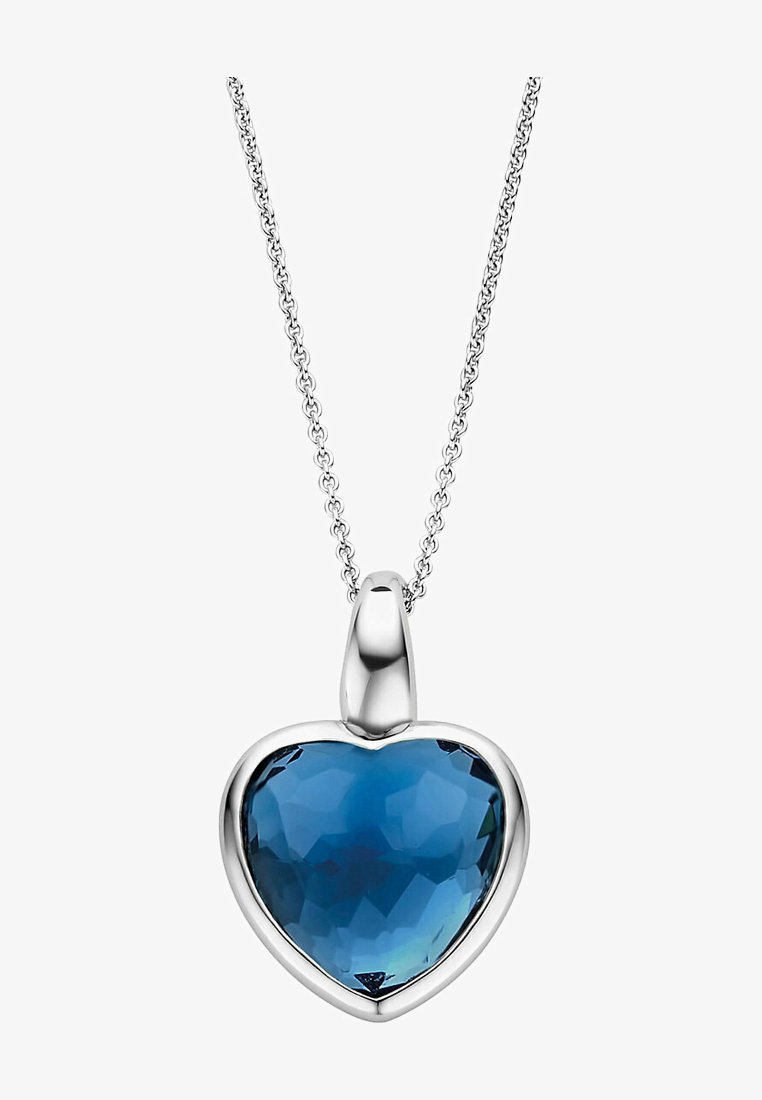 Herzförmiger blauer Edelsteinanhänger aus facettiertem Glas, eingefasst in poliertem Silber, aufgehängt an einer zarten Silberkette.