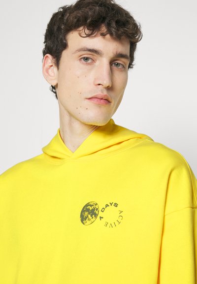 7 DAYS Active OVERSIZED GRAPHIC HOODIE UNISEX - Sportinis megztinis - lemon tonic