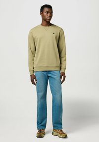 Wrangler LONG SLEEVE SIGN OFF CREW FOR REGULAR FIT - Felpa - aloe