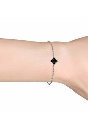 Bracciale in argento con un prominente gemstone quadrato nero al centro, presentato su un polso umano.
