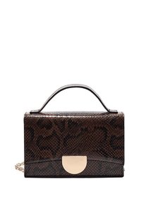 Borsa a mano con stampa pitone marrone, dalla forma rettangolare elegante, superficie testurizzata e chiusura in metallo dorato. Include una tracolla a catena.