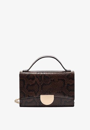 Hnedá kabelka s hadím vzorom, so štíhlym obdĺžnikovým tvarom, textúrovaným povrchom a zlatým kovovým uzáverom. Obsahuje reťazový popruh.