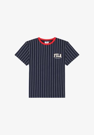 Marineblauw T-shirt met korte mouwen, witte verticale krijtstrepen, rode kraag en wit FILA-logo op de linkerborst.