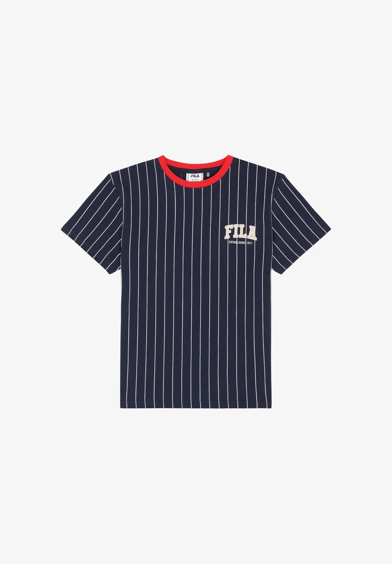 Camiseta de manga corta azul marino con rayas verticales blancas, cuello rojo y logo blanco de FILA en el pecho izquierdo.