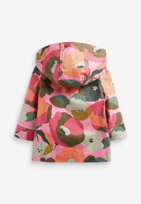 Veste à motifs floraux avec capuche, affichant des couleurs comme le rose, le vert et le marron. Fabriquée en tissu léger avec une coupe décontractée.