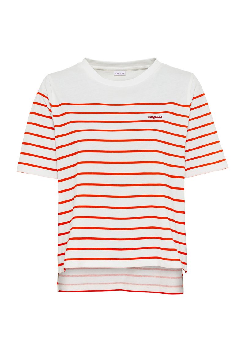 Camiseta blanca de manga corta con rayas rojas horizontales, escote redondo y corte recto. Incluye un pequeño logo bordado en el pecho.