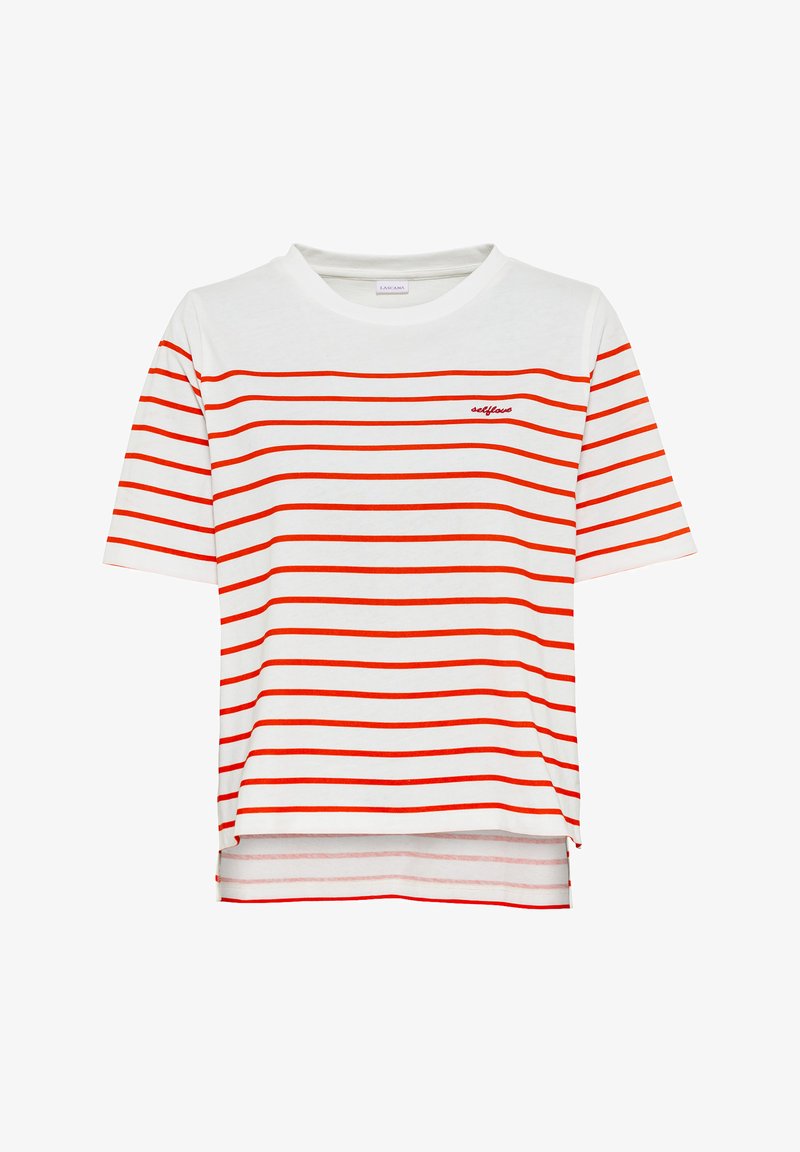 Camiseta blanca de manga corta con rayas rojas horizontales, escote redondo y corte recto. Incluye un pequeño logo bordado en el pecho.