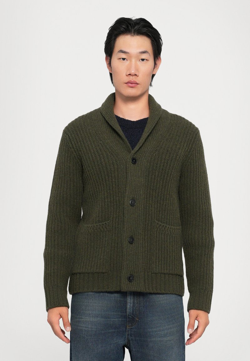 Cardigan tricotat de culoare verde măslin, cu rever tip șal, având o textură ribbed, patru butoane negre și două buzunare frontale.