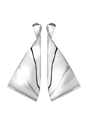 Boucles d'oreilles en argent présentant une forme triangulaire moderne et allongée avec une finition polie et des courbes subtiles pour plus de dimension.