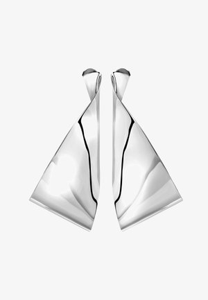 Boucles d'oreilles en argent présentant une forme triangulaire moderne et allongée avec une finition polie et des courbes subtiles pour plus de dimension.