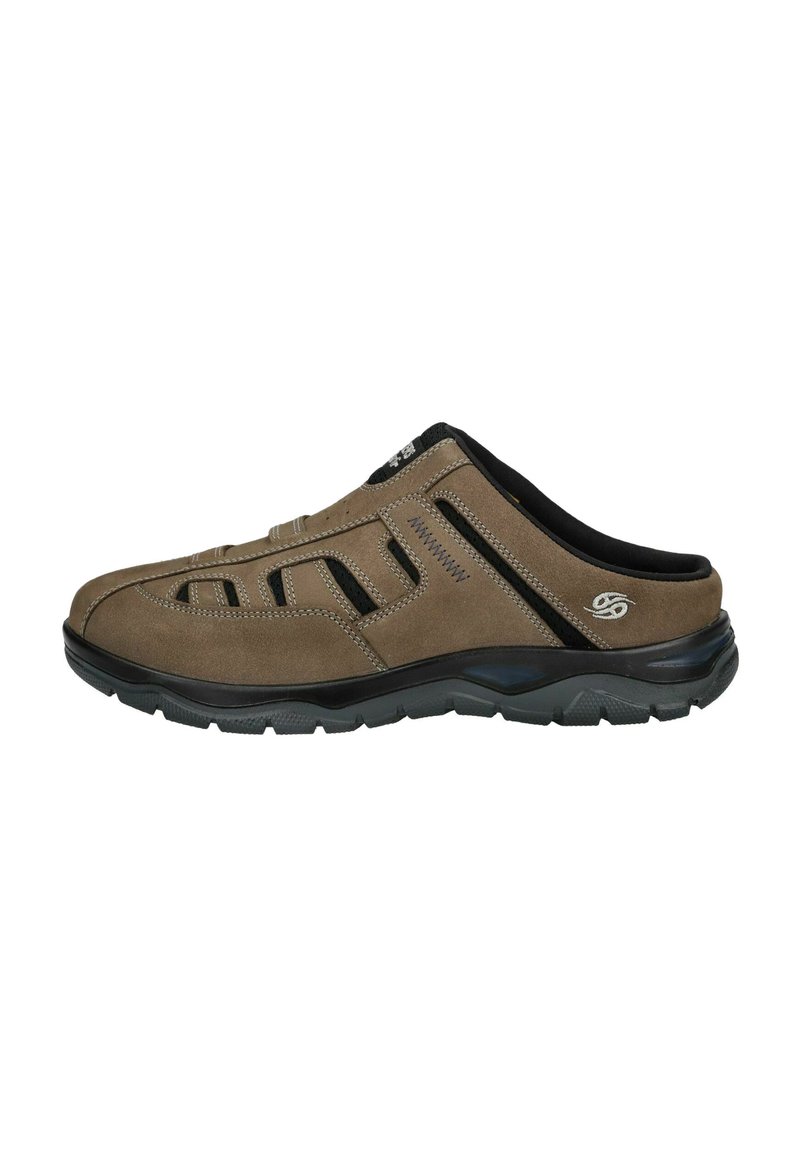 Hnědé semišové slip-on boty s otevřenými stranami, černou gumovou podrážkou, dekorativním prošíváním a síťovinou pro ventilaci.
