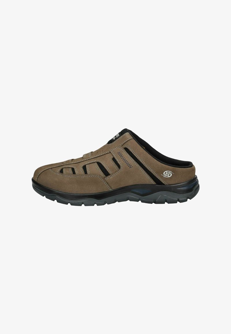 Braune Wildleder Slipper mit offenen Seiten, schwarzer Gummisohle, dekorativer Naht und Netzdetails zur Belüftung.