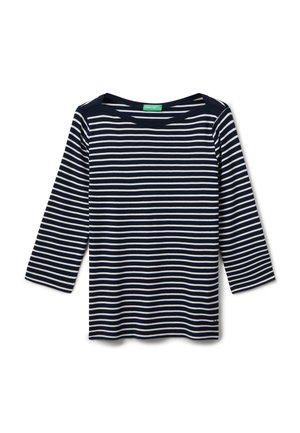 Top rayé bleu marine et blanc à manches longues, avec un col rond et des manches trois-quarts, fabriqué dans un tissu doux et extensible.