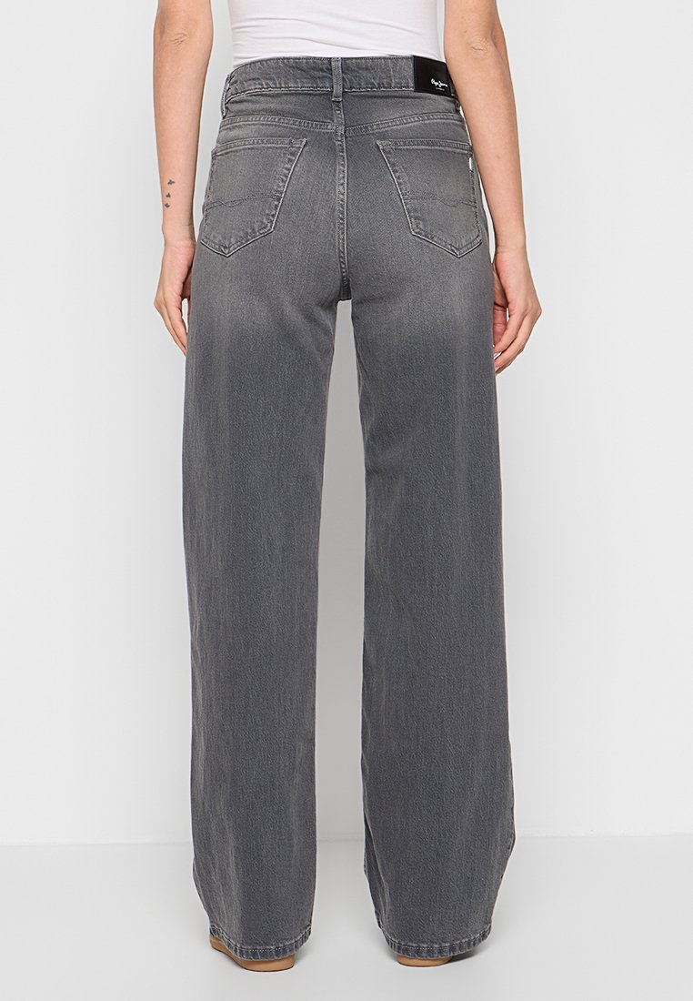 Jean en denim gris à taille haute et jambes larges, avec un design de poche arrière et une texture légèrement décolorée, conçu pour un ajustement décontracté.