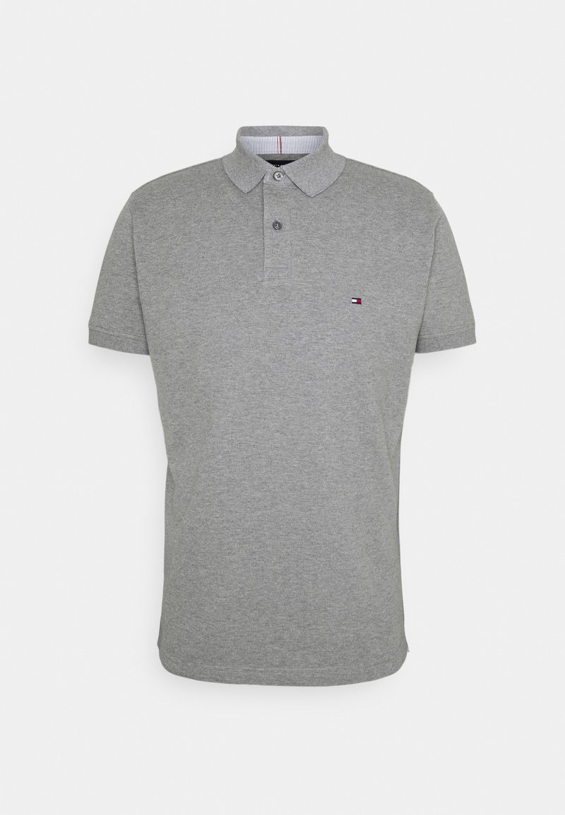 Polo gris en coton avec une patte à deux boutons, manches courtes, et un petit logo sur la poitrine. Design à col avec une finition texturée.