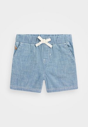 Lyseblå småbørns shorts med elastisk linning, hvid snøre sløjfe og lommer på en ensfarvet baggrund.