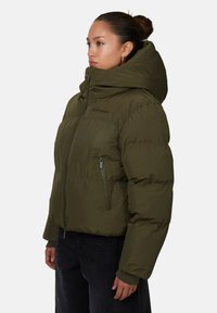 Giubbotto imbottito verde oliva con colletto alto, tasche con zip e texture trapuntata. Presenta un design aderente e polsini elasticizzati.