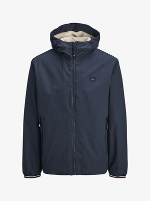 Námornícka modrá bunda so zipsom a kapucňou, s mäkkou fleece podšívkou. Obsahuje bočné vrecká a pruhované akcenty na manžetách.