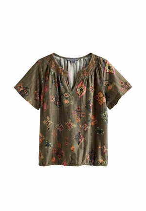 Īsām piedurknēm zaļgani olīvu krāsas blūze ar krāsainiem ģeometriskiem rakstiem un savāktu izšūtu kakla izgriezumu, brīvs piegriezums ar nedaudz savāktu apakšu.