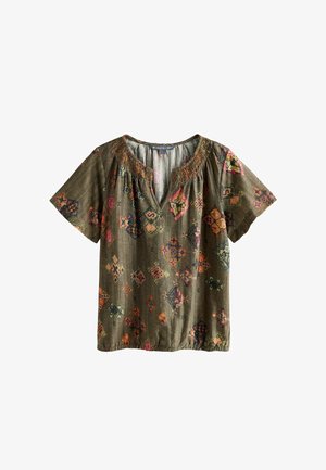 Kortsleevet olivengrøn bluse med farverige geometriske mønstre og rynket broderet halsudskæring, løs pasform med let rynket kant.