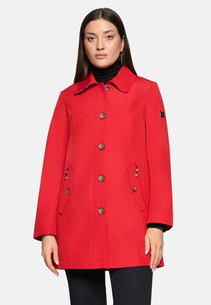 Rode, waterdichte jas met een gestructureerde kraag, knoopsluiting en twee zijzakken. Heeft een strak ontwerp en een licht uitlopende vorm.