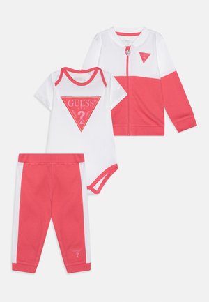 Guess, BABY ACTIVE ZIP UNISEX SET - Cadeau de naissance - juicy pink