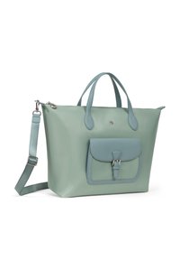 Borsa tote verde menta con tasca anteriore abbinata con fibbia, due manici e tracolla regolabile su sfondo bianco.