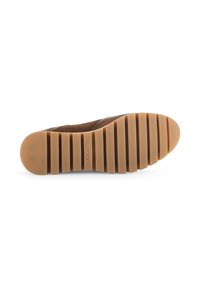 Bruine sneaker met een gestructureerde rubberen zool met een geribbeld patroon. Het bovenwerk is gemaakt van een glad materiaal, met minimaal zichtbare stiksels.