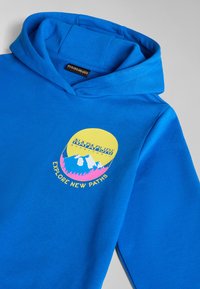 Felpa blu con un design grafico che presenta un sole giallo e un motivo di montagne, con la scritta "ESPLORA NUOVI PERCORSI" e un tessuto morbido e testurizzato.