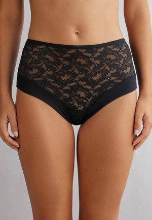 Zwarte high-waisted panties met een transparante kanten voorkant met bloempatroon, effen zwarte stof aan de zijkanten en tailleband, gladde textuur.