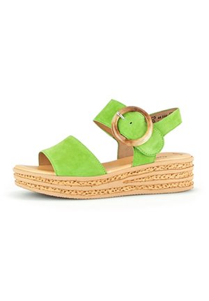 Grøn ruskind kilehæl sandal med åben tå, bred ankelrem, stor rund træspænde og tekstureret beige platfod.