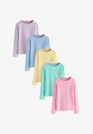 Vijf shirts met lange mouwen in pasteltinten paars, blauw, geel, mint en roze, elk met een klein meerkleurig hart op de borst.