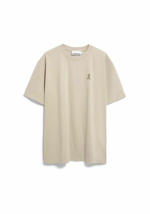 Beige Baumwoll-T-Shirt mit rundem Halsausschnitt und kurzen Ärmeln. Mit einem kleinen hellen Logo auf der linken Brust.