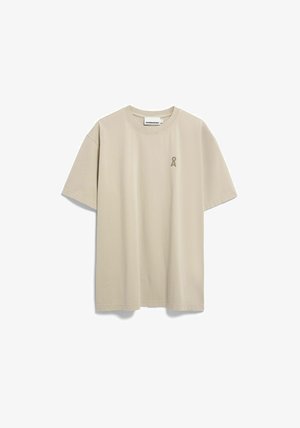 Beige katoenen t-shirt met een ronde hals en korte mouwen. Heeft een klein lichtgekleurd logo op de linkerborst.