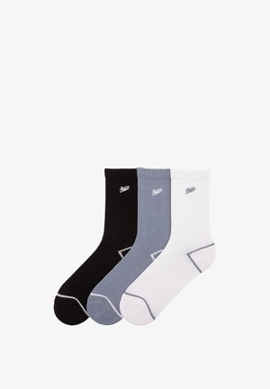 Tri par socks v črni, svetlo sivi in beli barvi. Skančana tekstura z kontrastnimi podrobnostmi na prstih in petah. Na vsaki nogavici je majhen logotip.