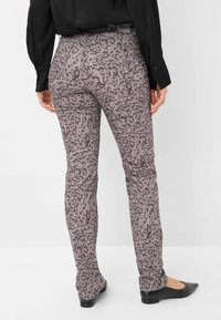 Leopardprint broek in grijs- en zwarttinten, gemaakt van zachte stof met een slim fit. Beschikbaar met achterzakken en een middelhoge taille.